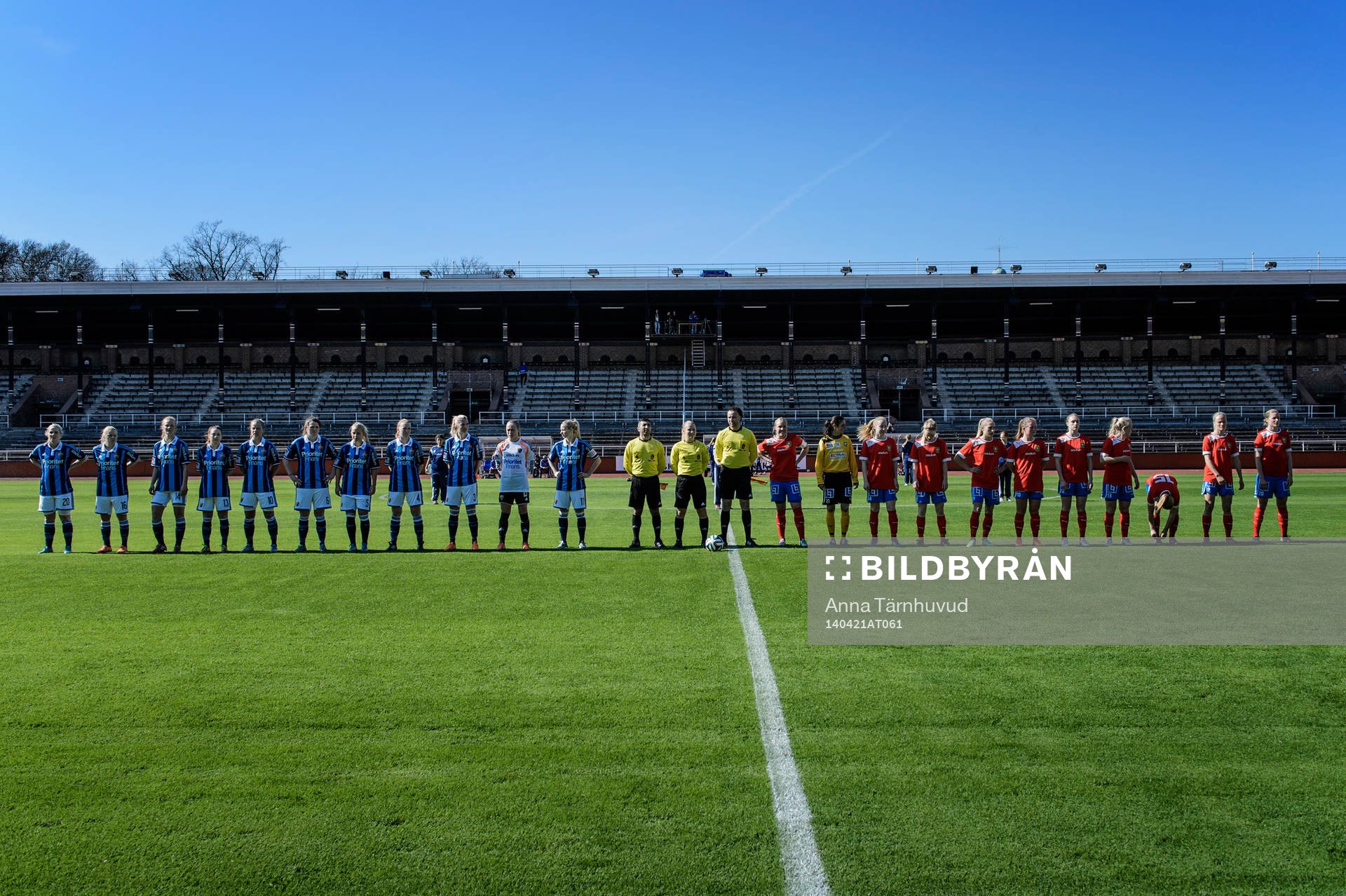 Djurgårdens spelare och QBIKs spelare ställer upp sig på