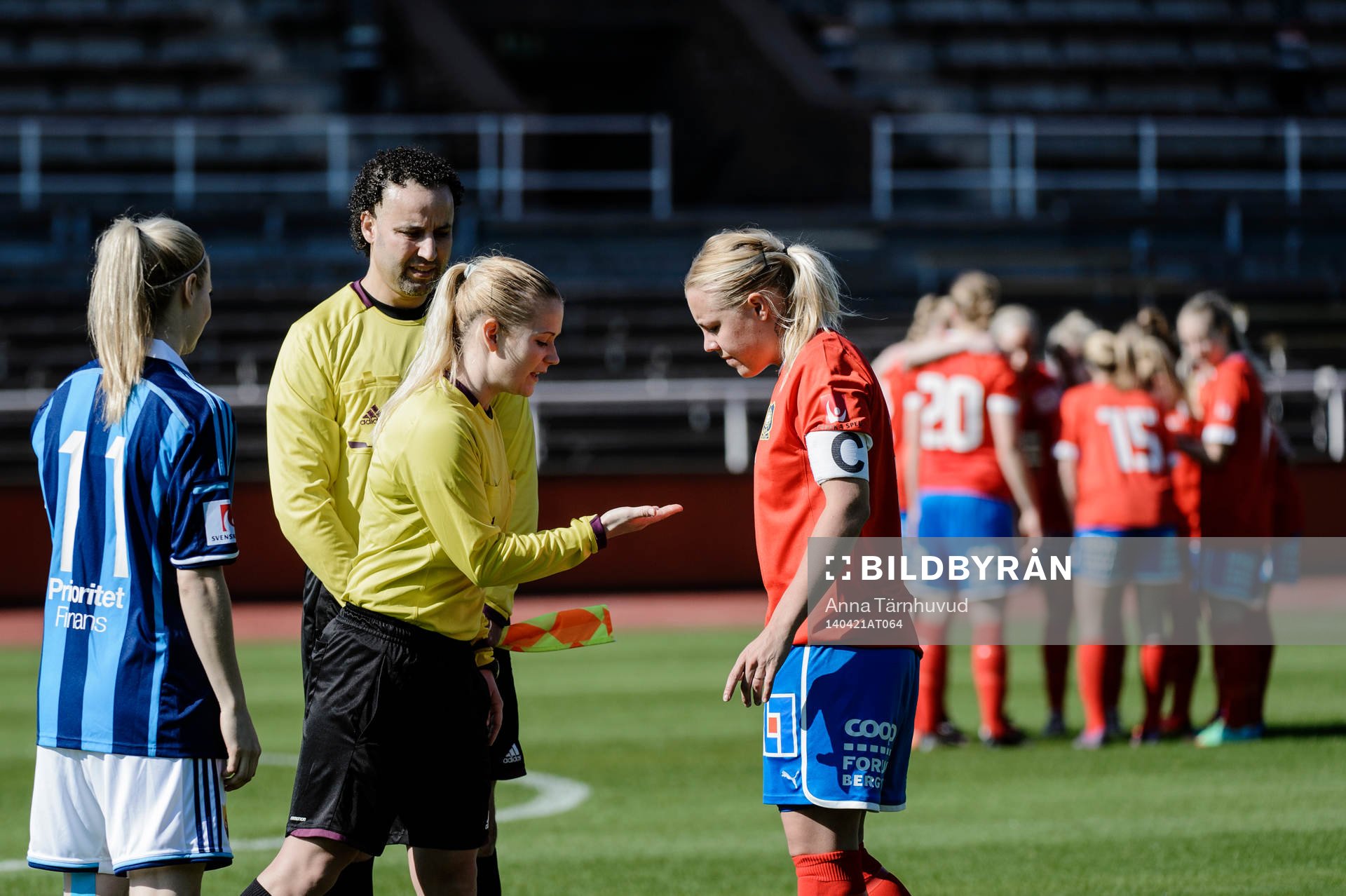 Domare Laura Rapp singlar slant med Djurgårdens Alexandra