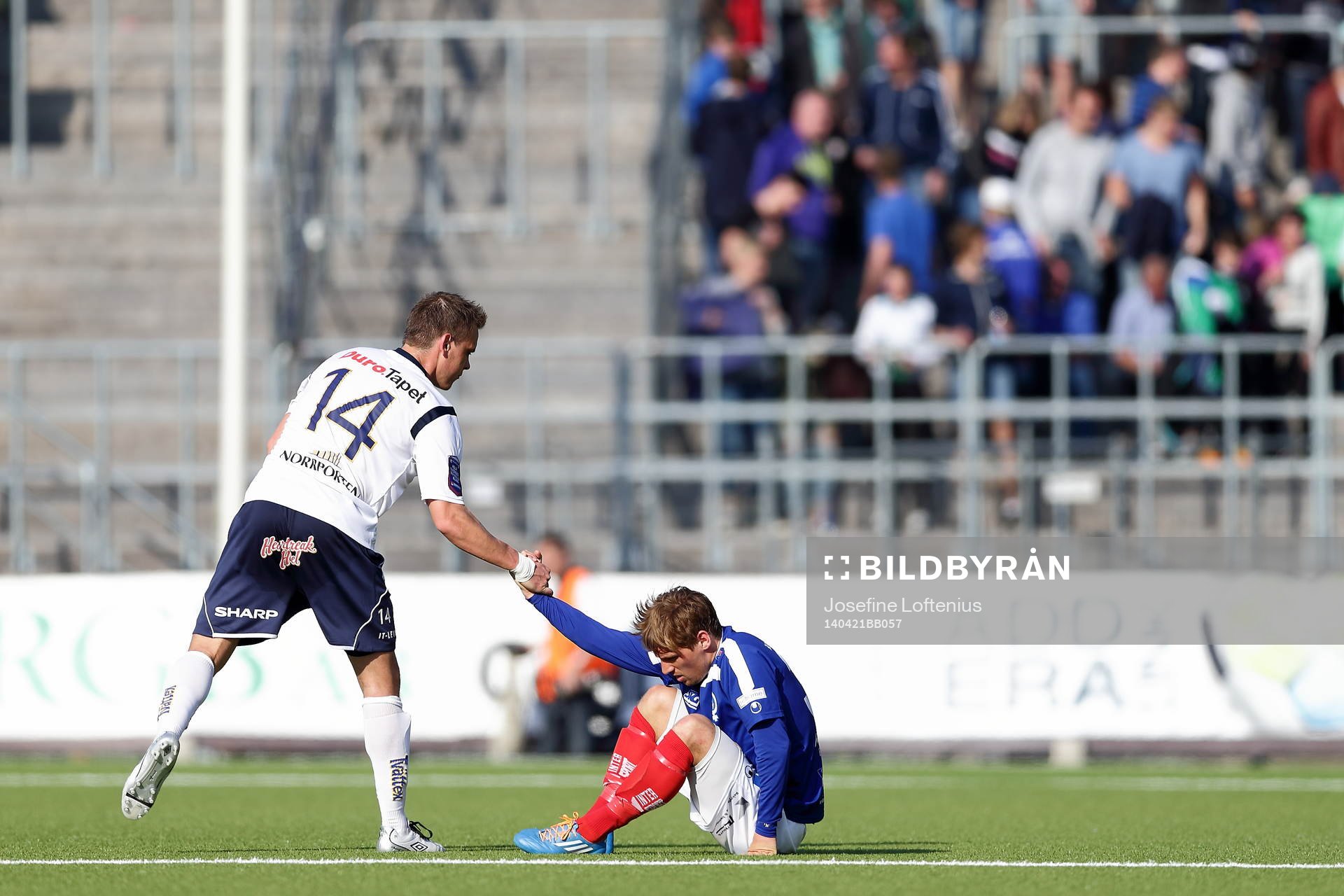 Gefles Jens Portin hjälper Åtvidabergs Martin Christensen