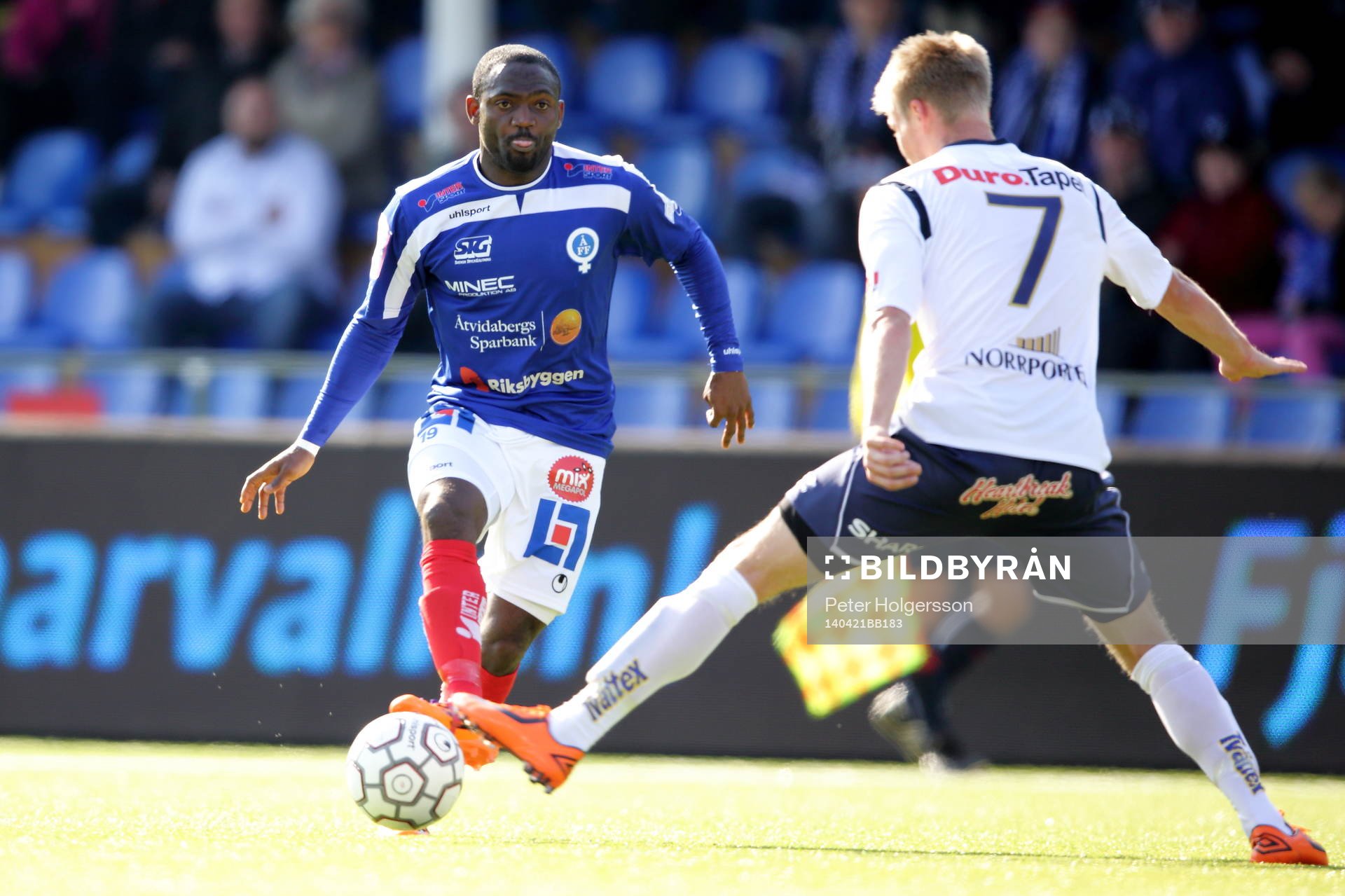 Åtvidabergs John Owoeri mot Gefles Robin Nilsson