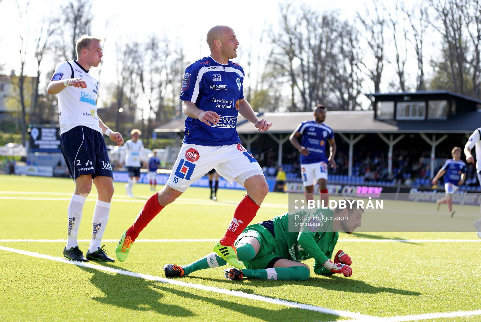 Gefles Olof Mård, Åtvidabergs Daniel Sjölund och Gefles målvakt Sasa Sjanic under fotbollsmatchen i allsvenskan mellan Åtvidaberg och Gefle den 21 april 2014 i Åtvidaberg.