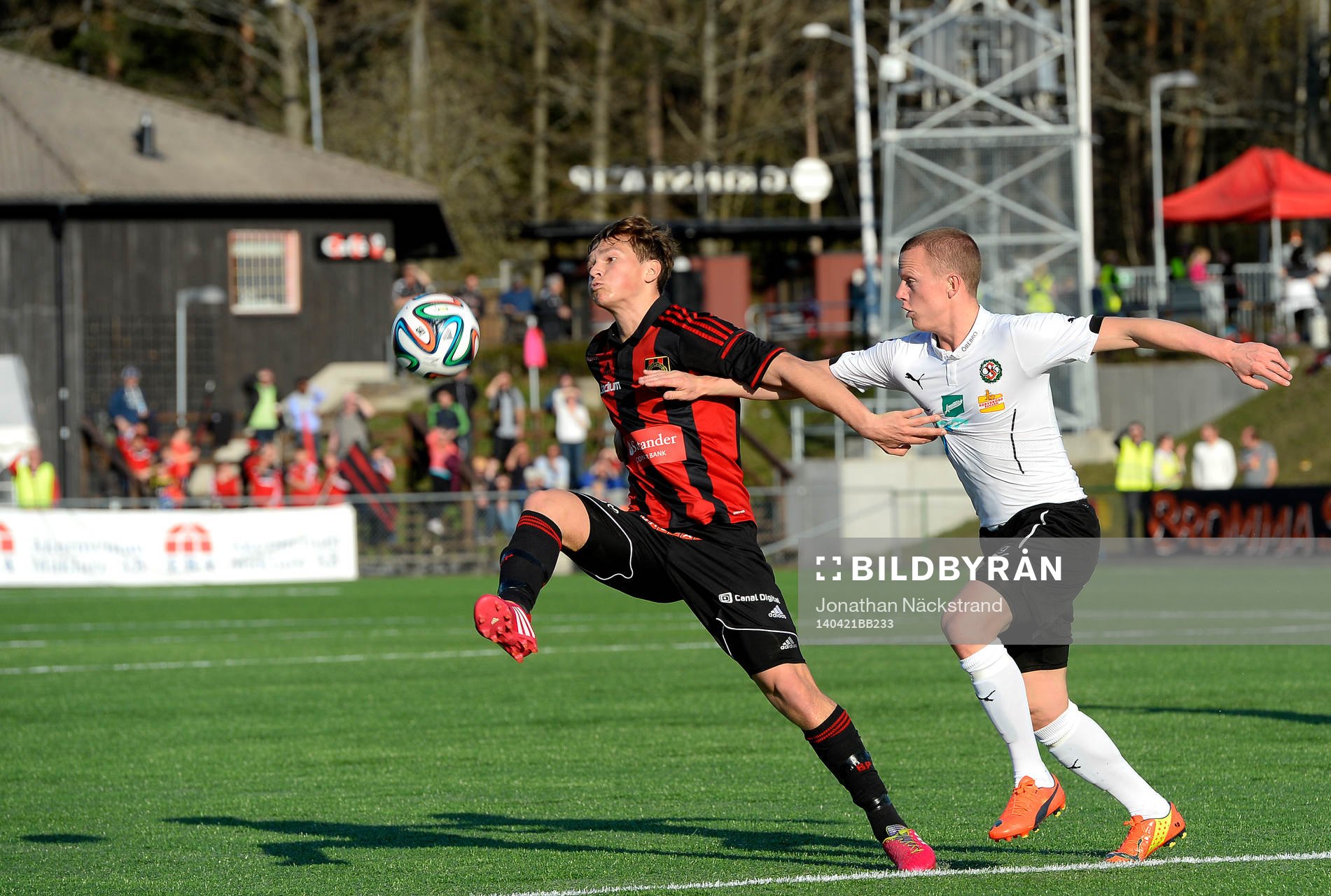 Brommapojkarnas Jesper Karlström (v) i en duell med