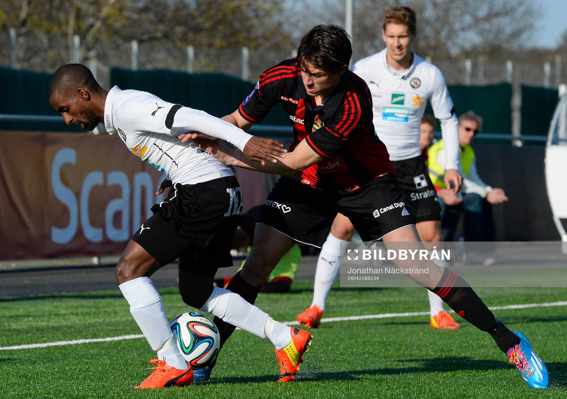 Brommapojkarnas Gabriel Petrovic (h) i en duell med