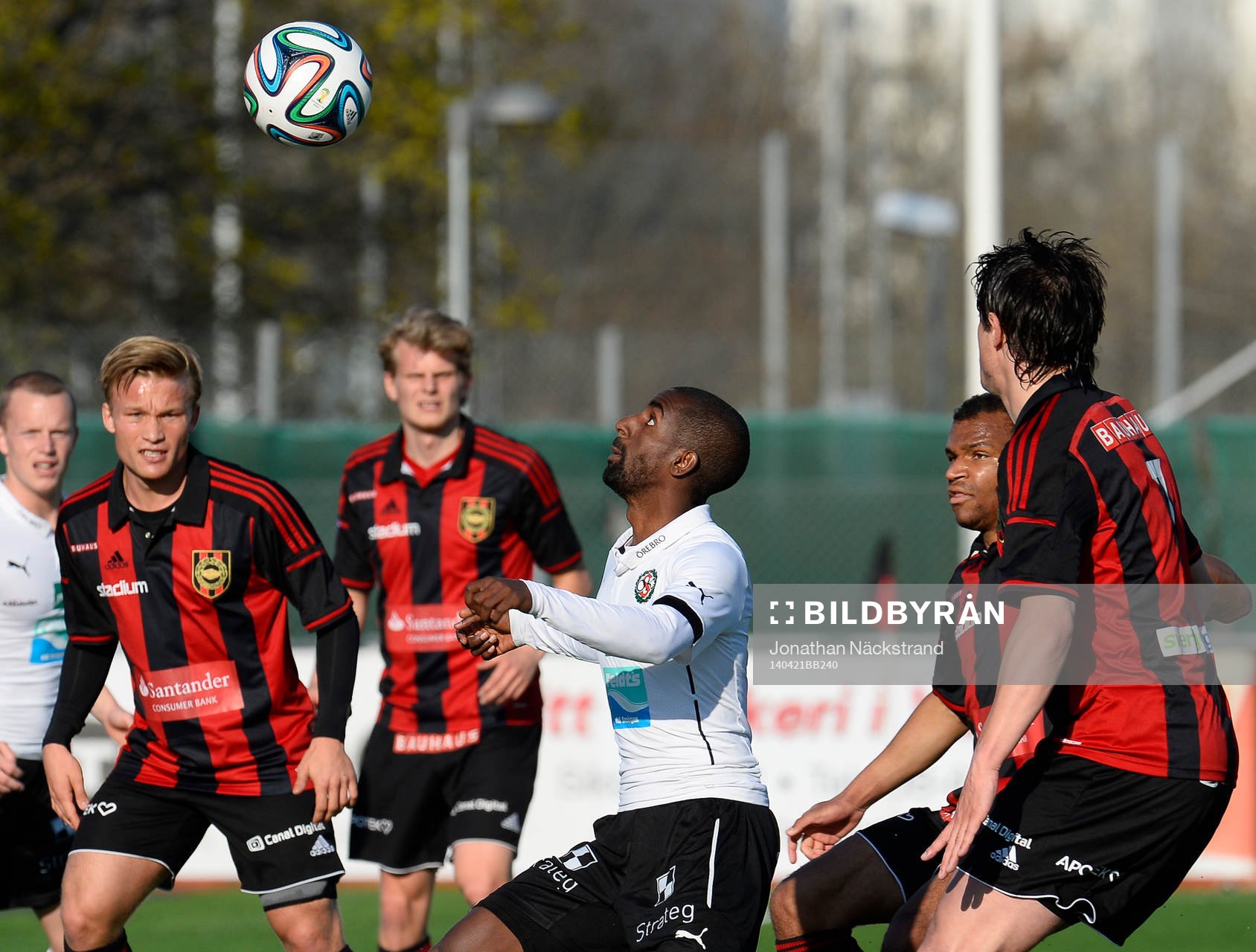 Örebros Mohammed Saeid (m) i en duell med Brommapojkarnas