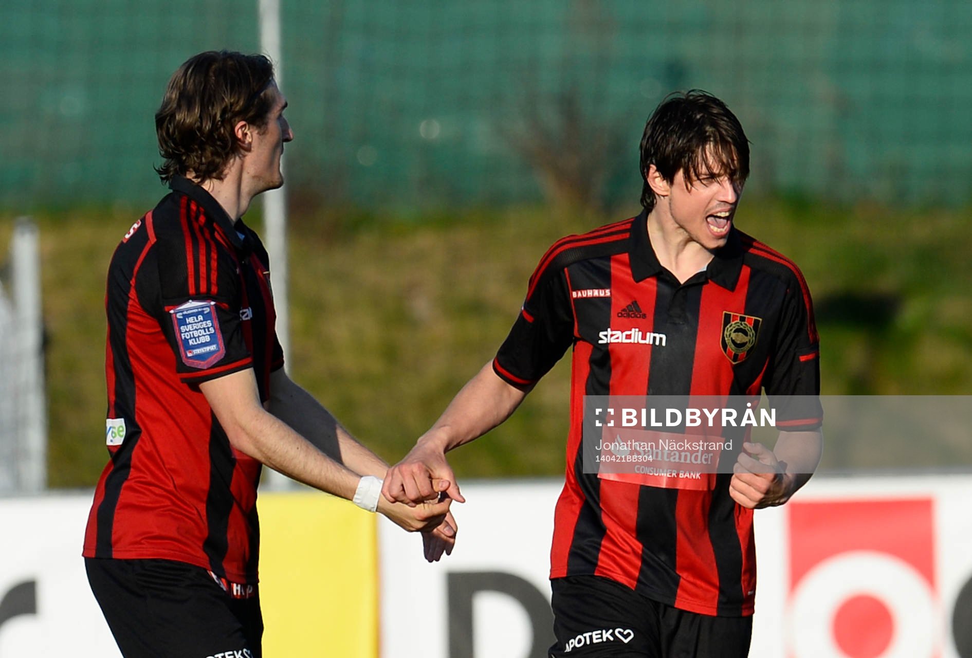 Brommapojkarnas Gabriel Petrovic (h) jublar