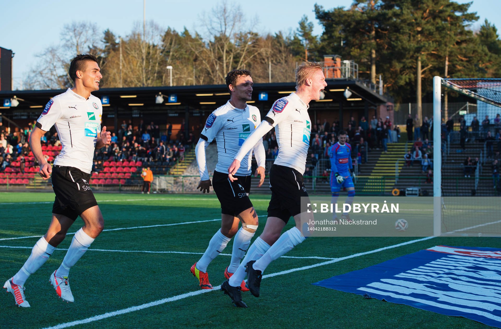 Örebros Karl Holmberg (h) jublar