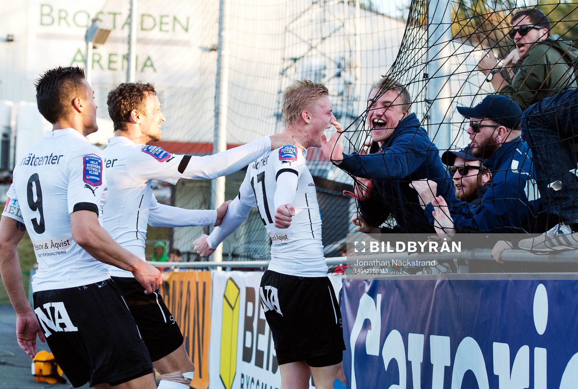 Örebros Karl Holmberg (m) jublar med publiken efter att ha gjort 1-2 under fotbollsmatchen i Allsvenskan mellan Brommapojkarna och Örebro den 21 april 2014 i Stockholm.