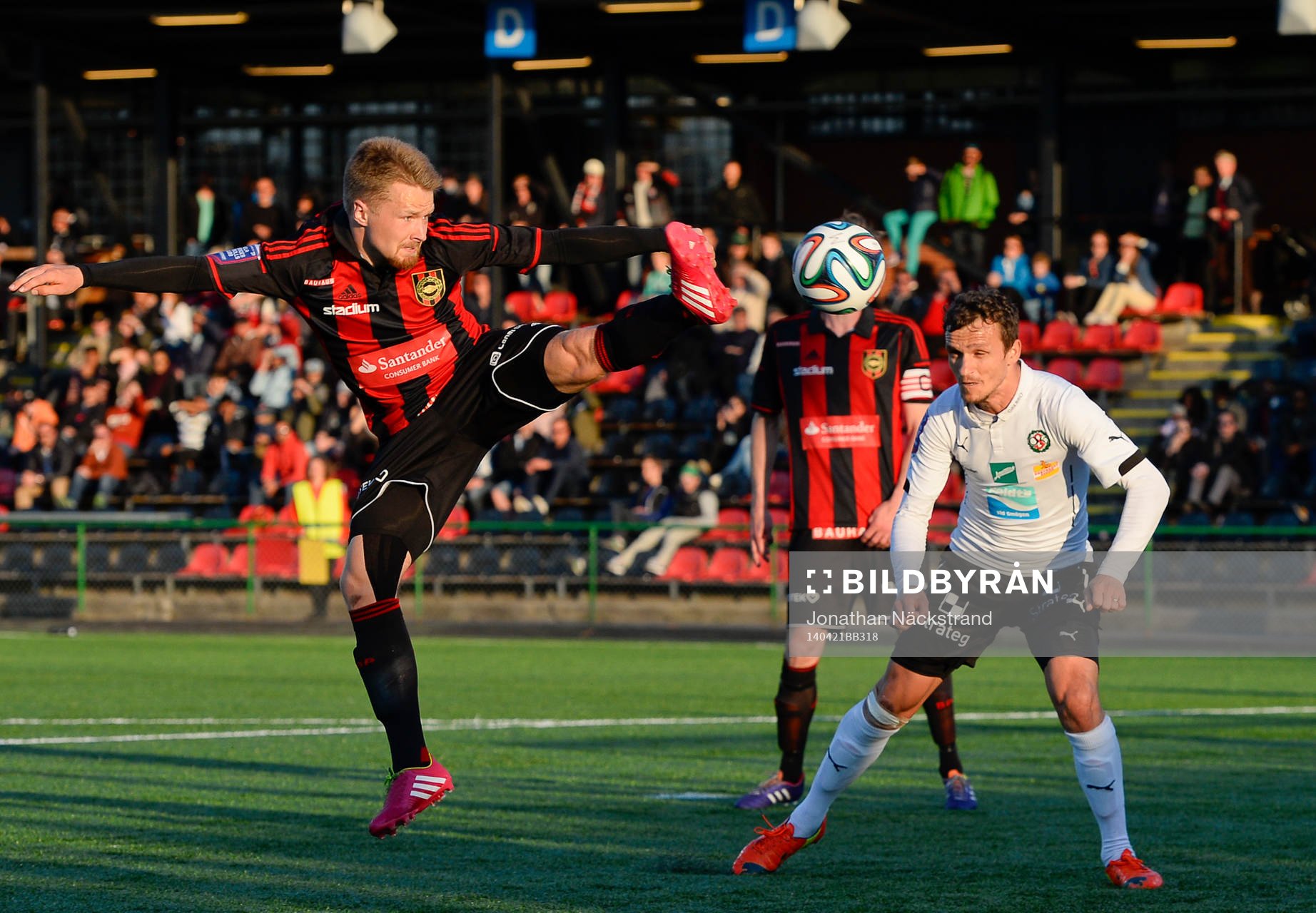 Brommapojkarnas Jacob Une Larsson (v) i en duell med