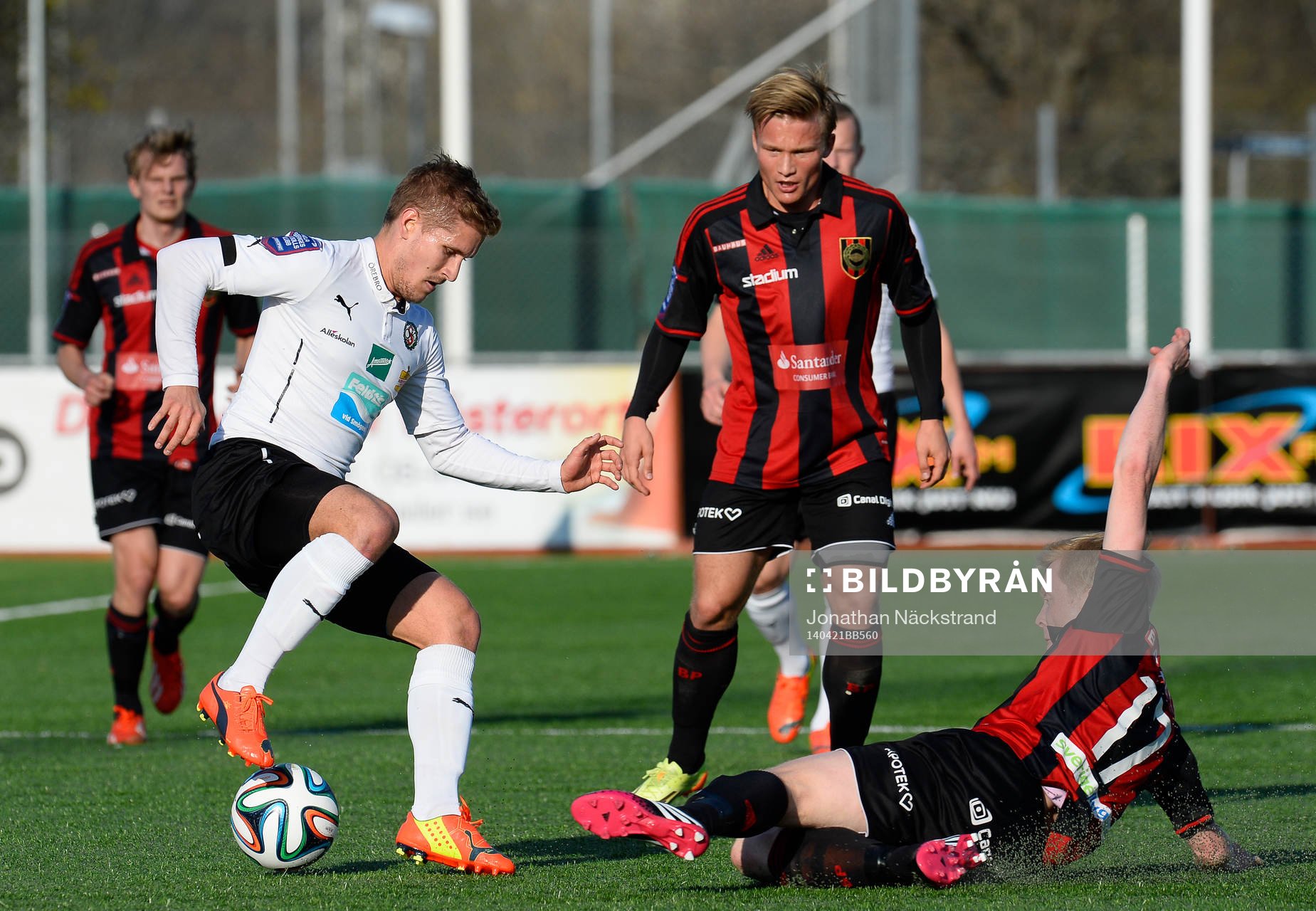 Brommapojkarnas Gustav Sandberg Magnusson (h) i en duell