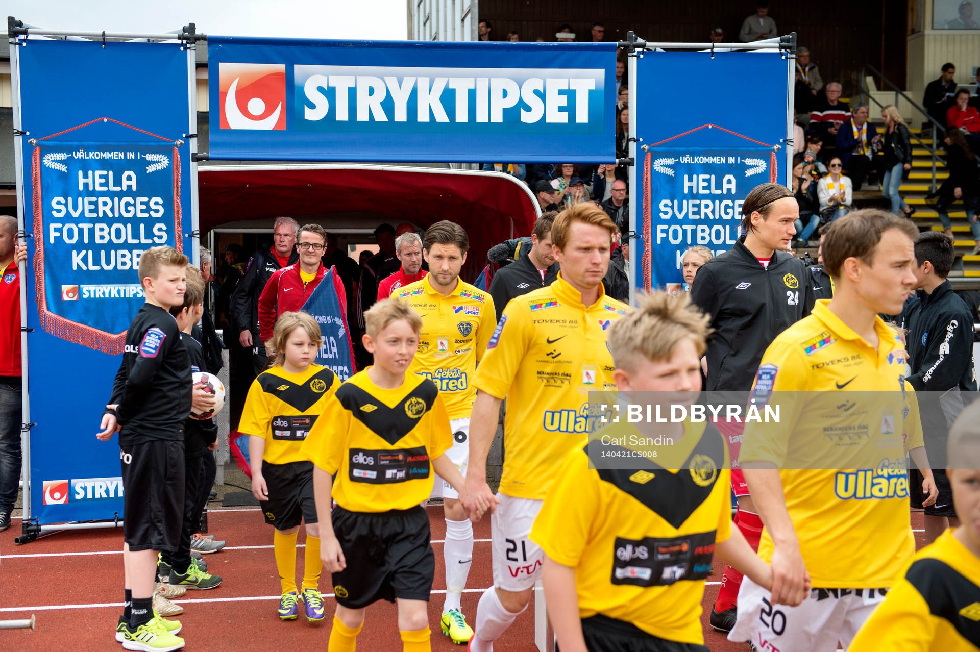 Lagen går ut på arenan inför fotbollsmatchen i Allsvenskan mellan Falkenberg och Elfsborg den 21 april 2014 i Falkenberg.