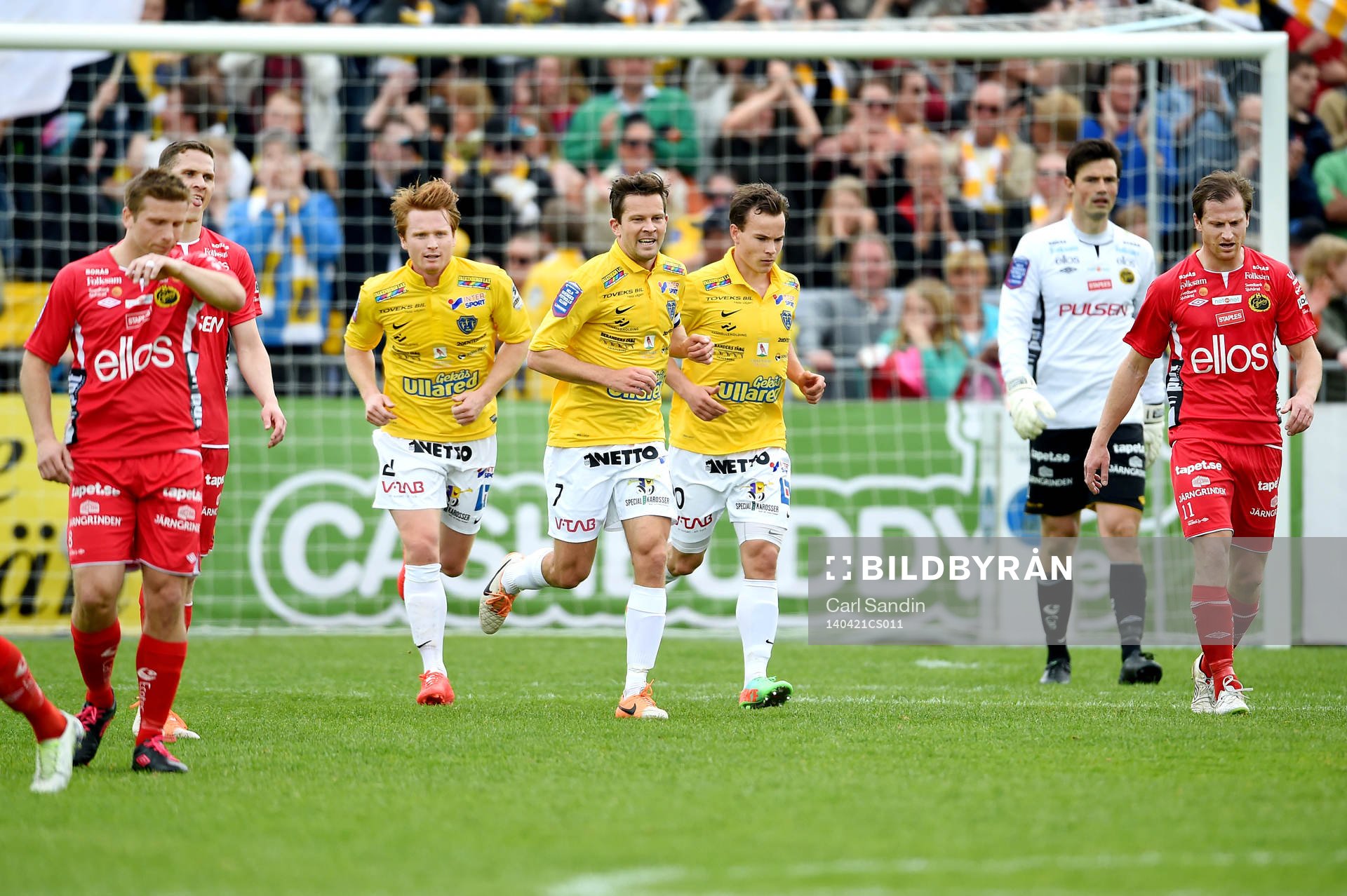 Falkenbergs Anton Wede firar 1-1 med Dan Keat och David