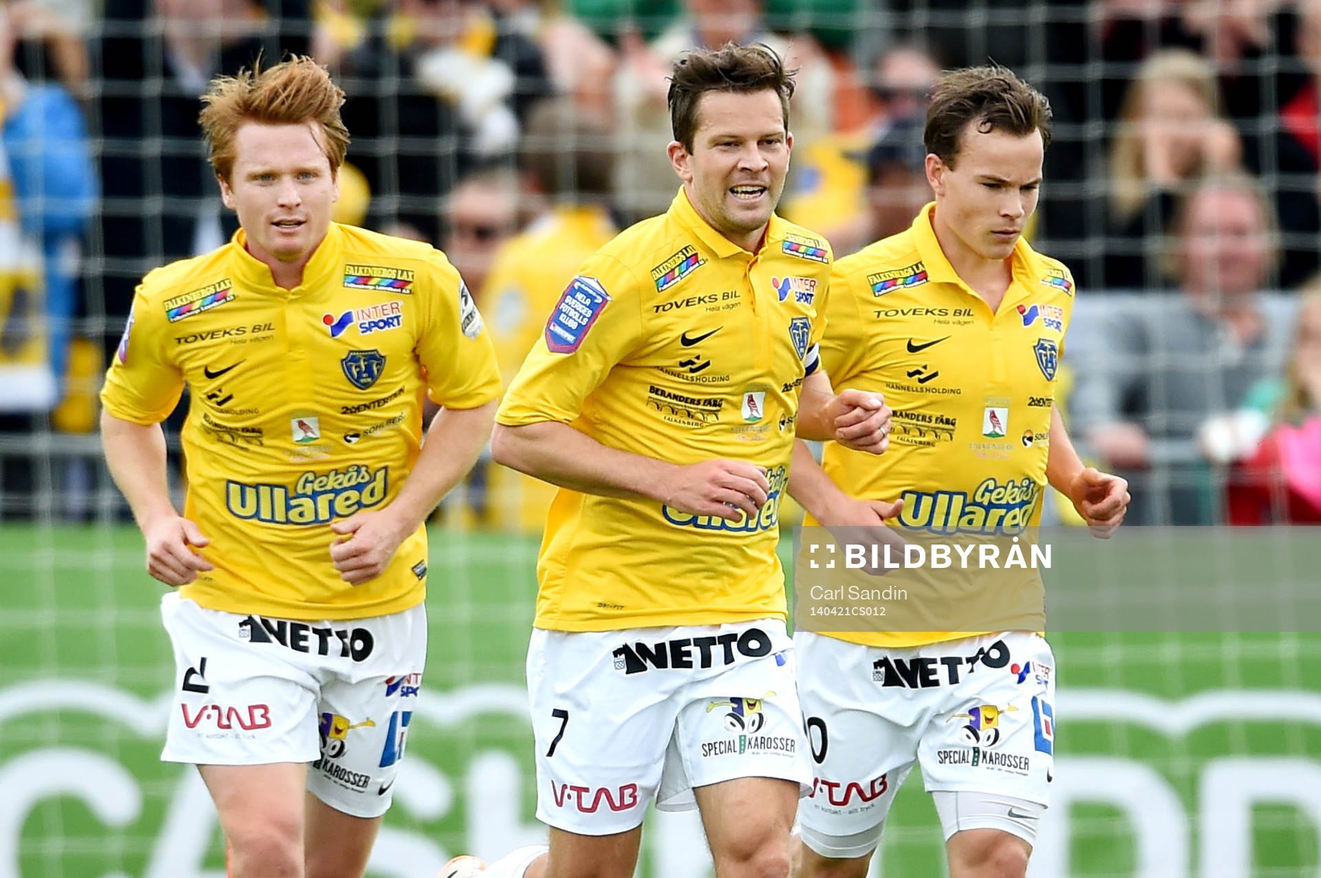 Falkenbergs Anton Wede firar 1-1 med Dan Keat och David