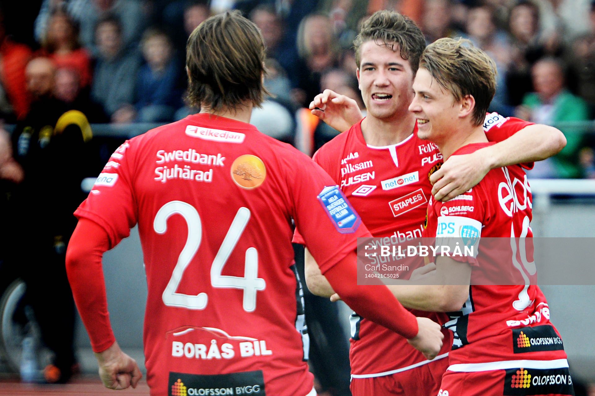 Elfsborgs Marcus Rohdén jublar efter han gjort 2-2 med Viktor Prodell och Simon Hedlund under fotbollsmatchen i Allsvenskan mellan Falkenberg och Elfsborg den 21 april 2014 i Falkenberg.