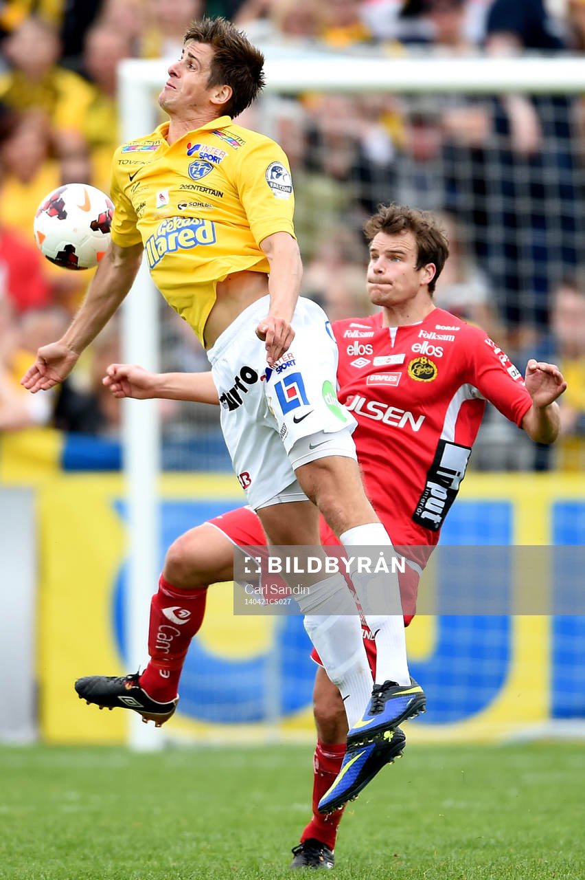 Falkenbergs Andrés Thorleifsson och Elfsborgs Henning Hauger under fotbollsmatchen i Allsvenskan mellan Falkenberg och Elfsborg den 21 april 2014 i Falkenberg.