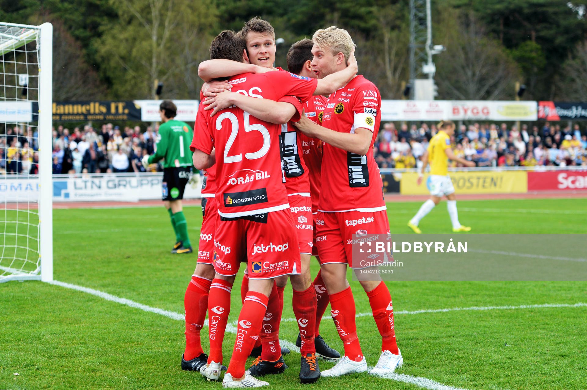 Elfsborgs spelare firar efter 2-3 genom Marcus Rohdén under fotbollsmatchen i Allsvenskan mellan Falkenberg och Elfsborg den 21 april 2014 i Falkenberg.