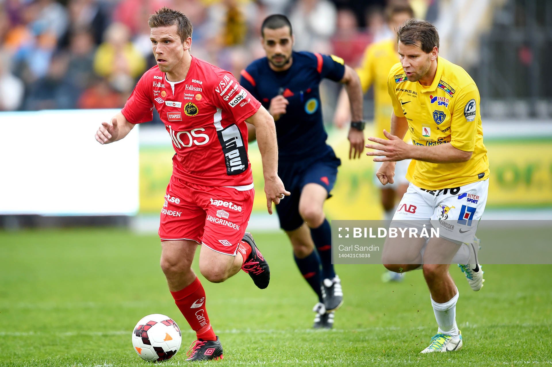 Elfsborgs Anders Svensson jagas av Falkenbergs Stefan