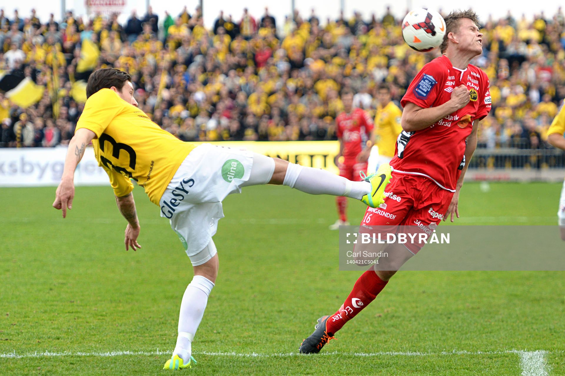 Elfsborgs Viktor Claesson får ett skott i huvudet från
