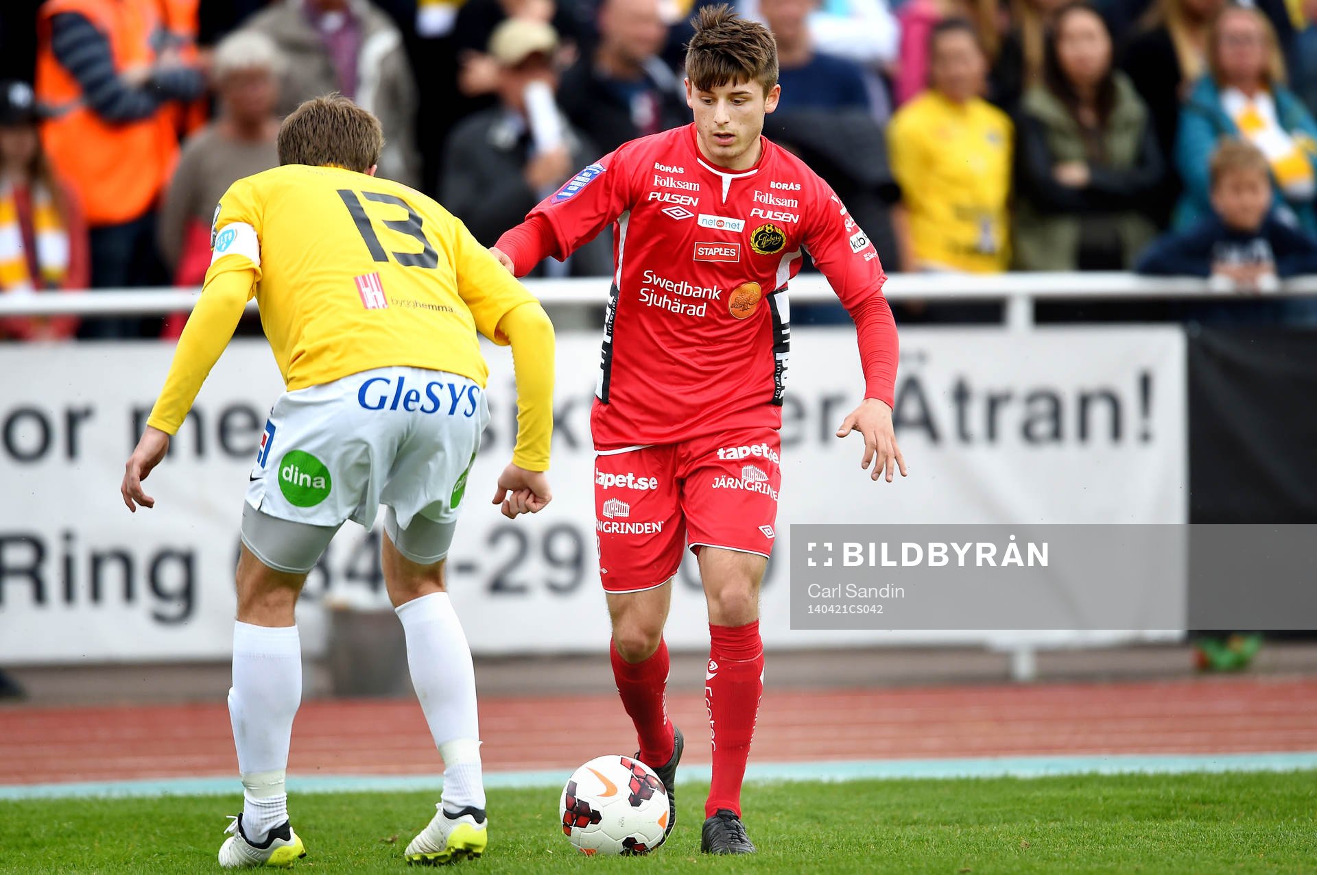 Elfsborgs Arber Zeneli bevakas av Falkenbergs Adam Eriksson