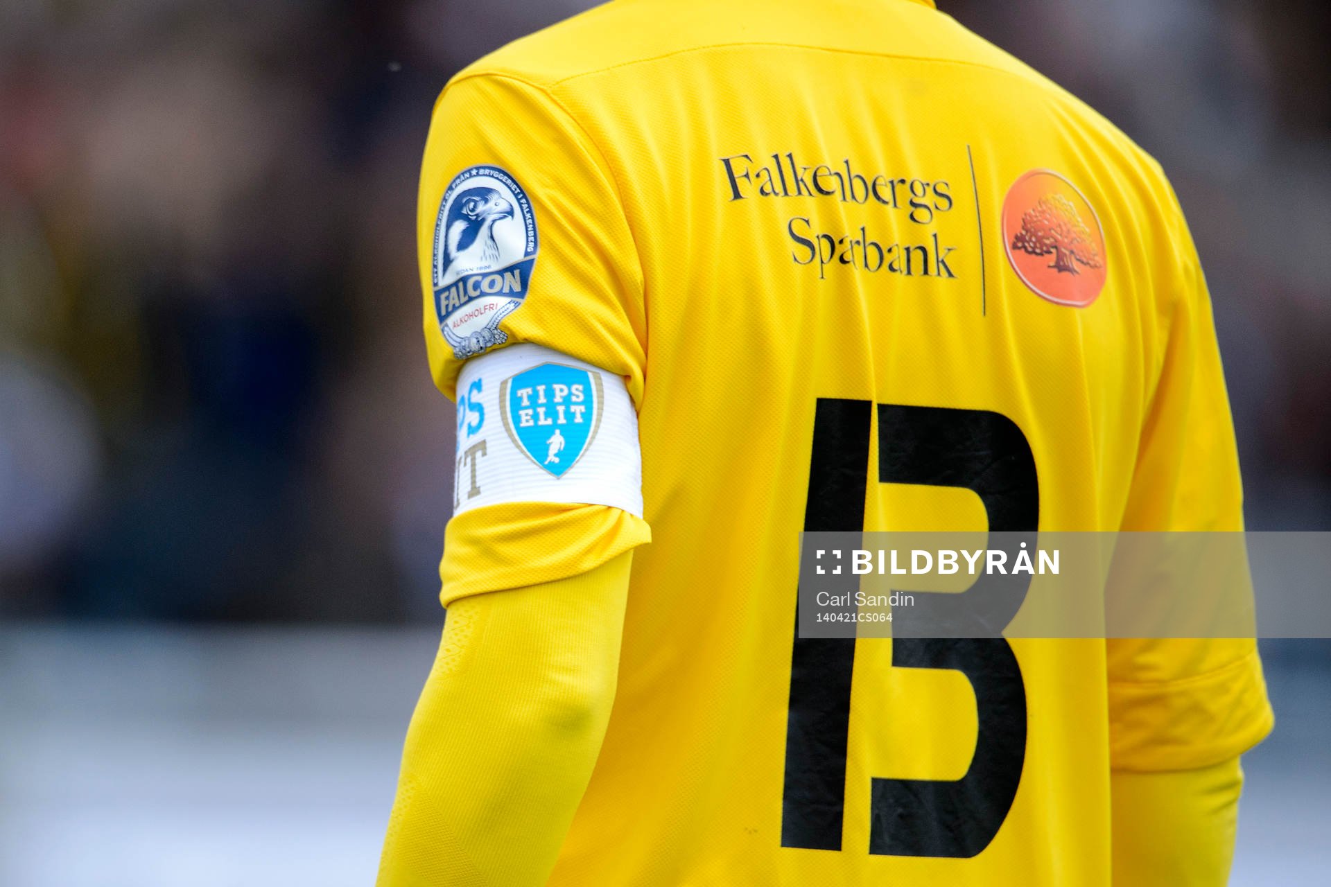 Falkenbergs Adam Eriksson med en tips elit-bindel under fotbollsmatchen i Allsvenskan mellan Falkenberg och Elfsborg den 21 april 2014 i Falkenberg.