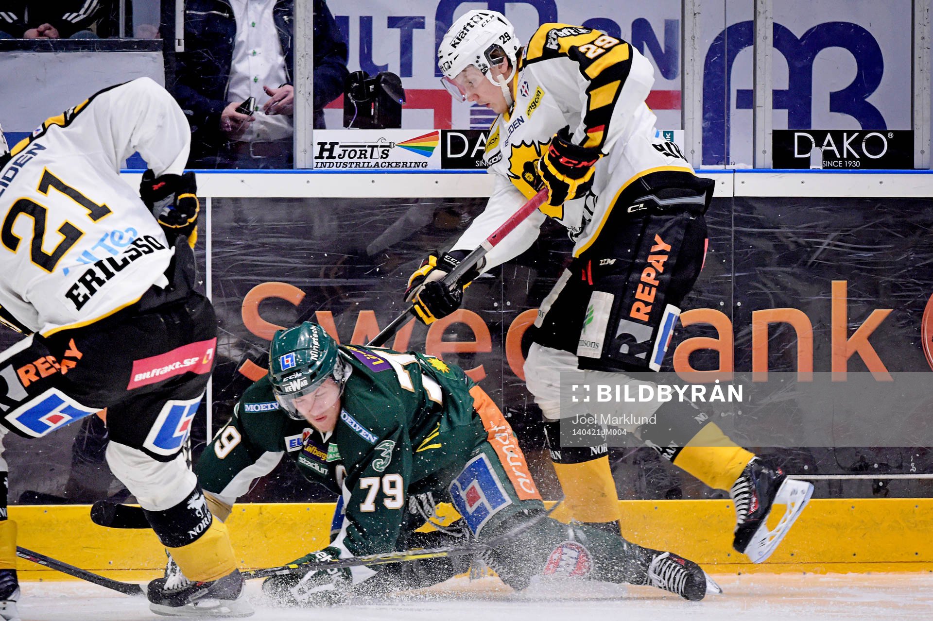 Färjestads Patrik Lundh duellerar med Skellefteås Oscar