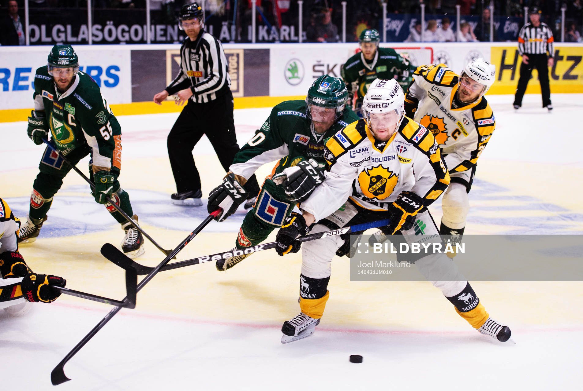 Färjestads Anders Bastiansen utmanas av Skellefteås
