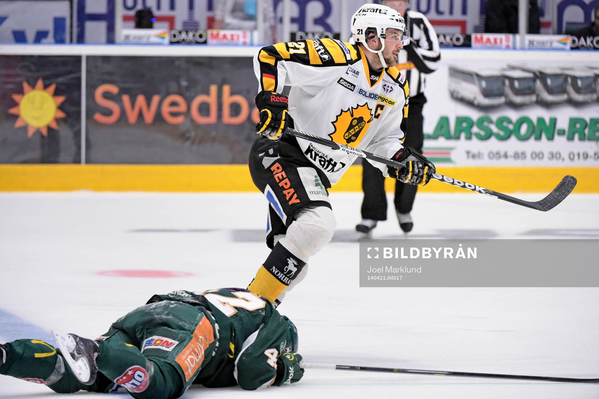 Färjestads Joakim Hillding ligger kvar på isen