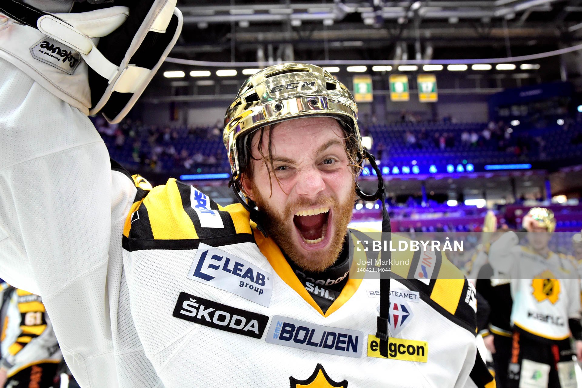 Skellefteås målvakt Markus Svensson firar segern i