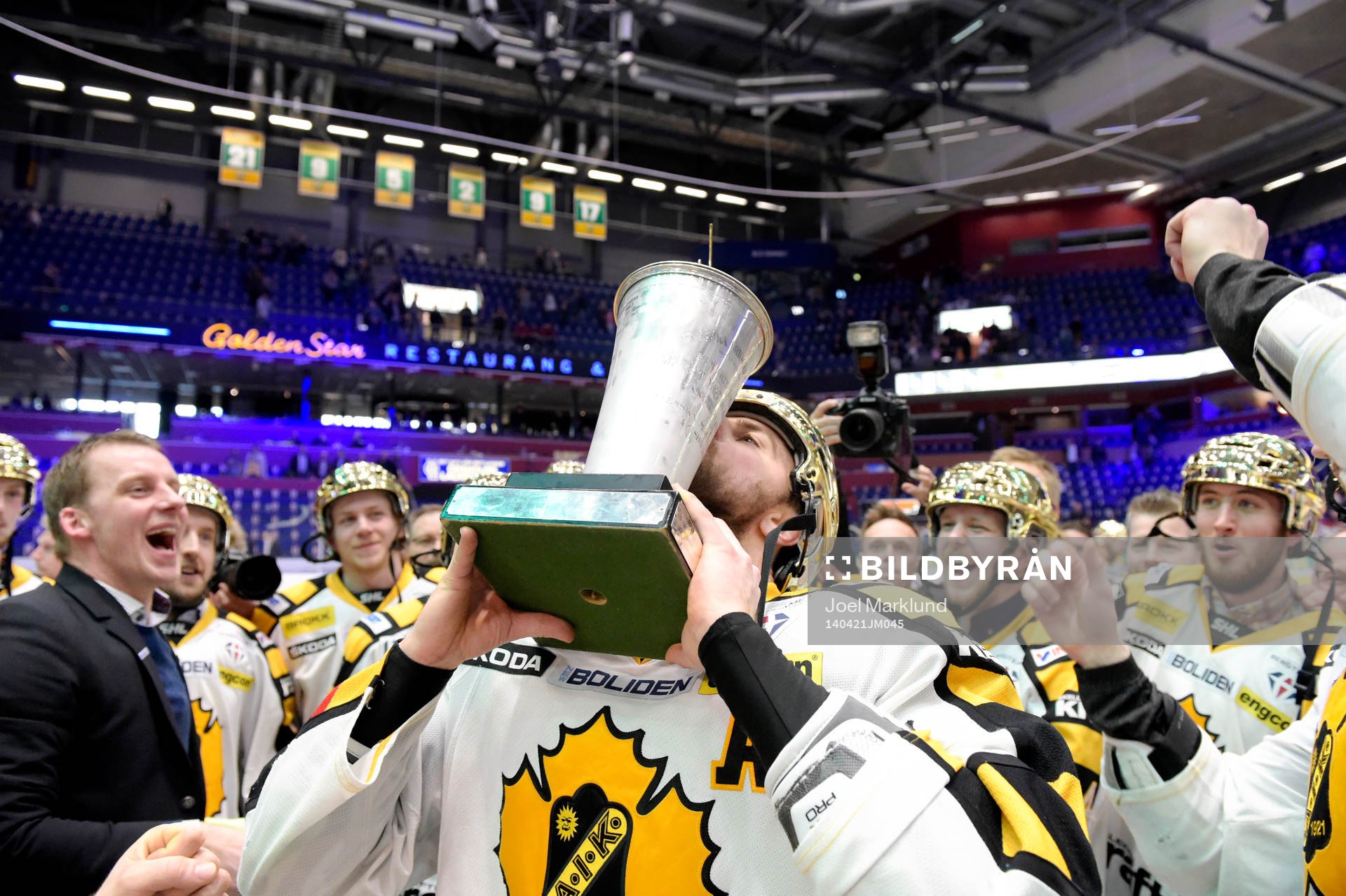 Skellefteås Joakim Lindström kysser och lyfter pokalen