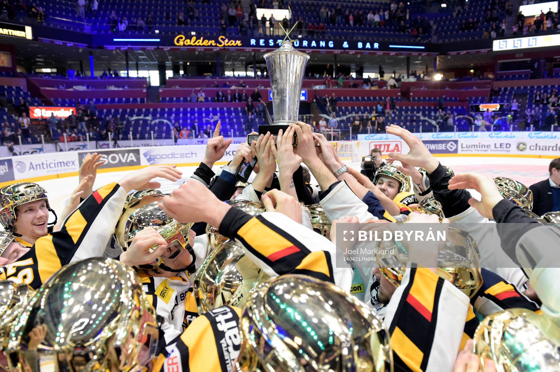 Skellefteås spelare lyfter pokalen