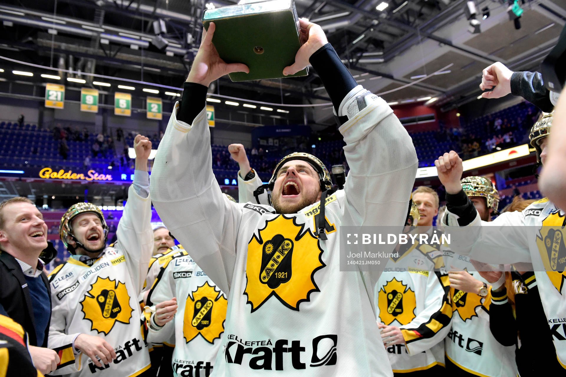 Skellefteås Joakim Lindström lyfter pokalen