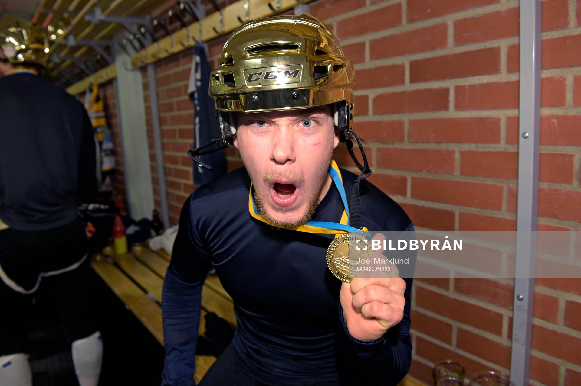 Skellefteås Viktor Arvidsson jublar med medaljen