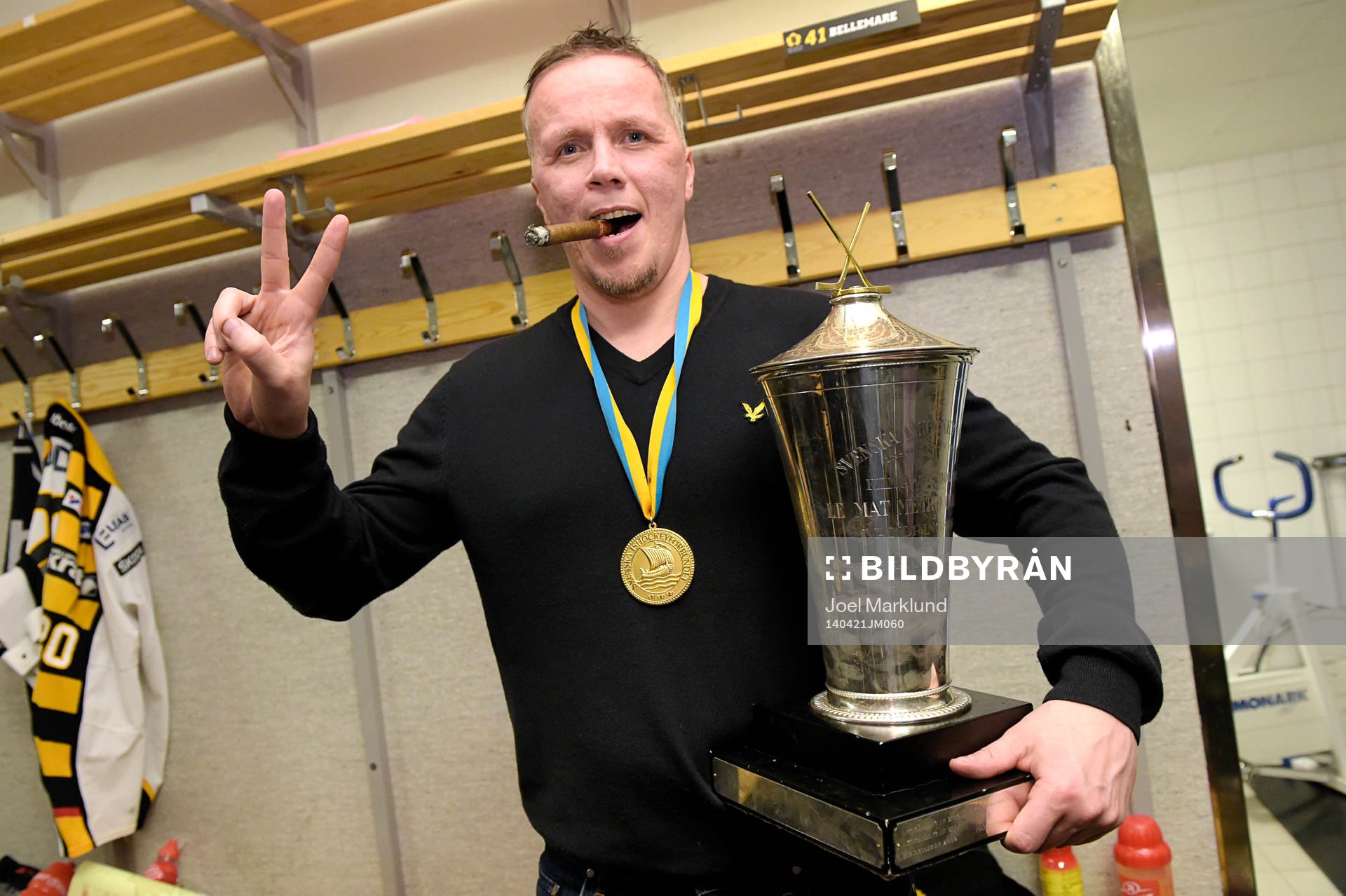 Skellefteås tränare Hans Wallson med cigarr och pokal