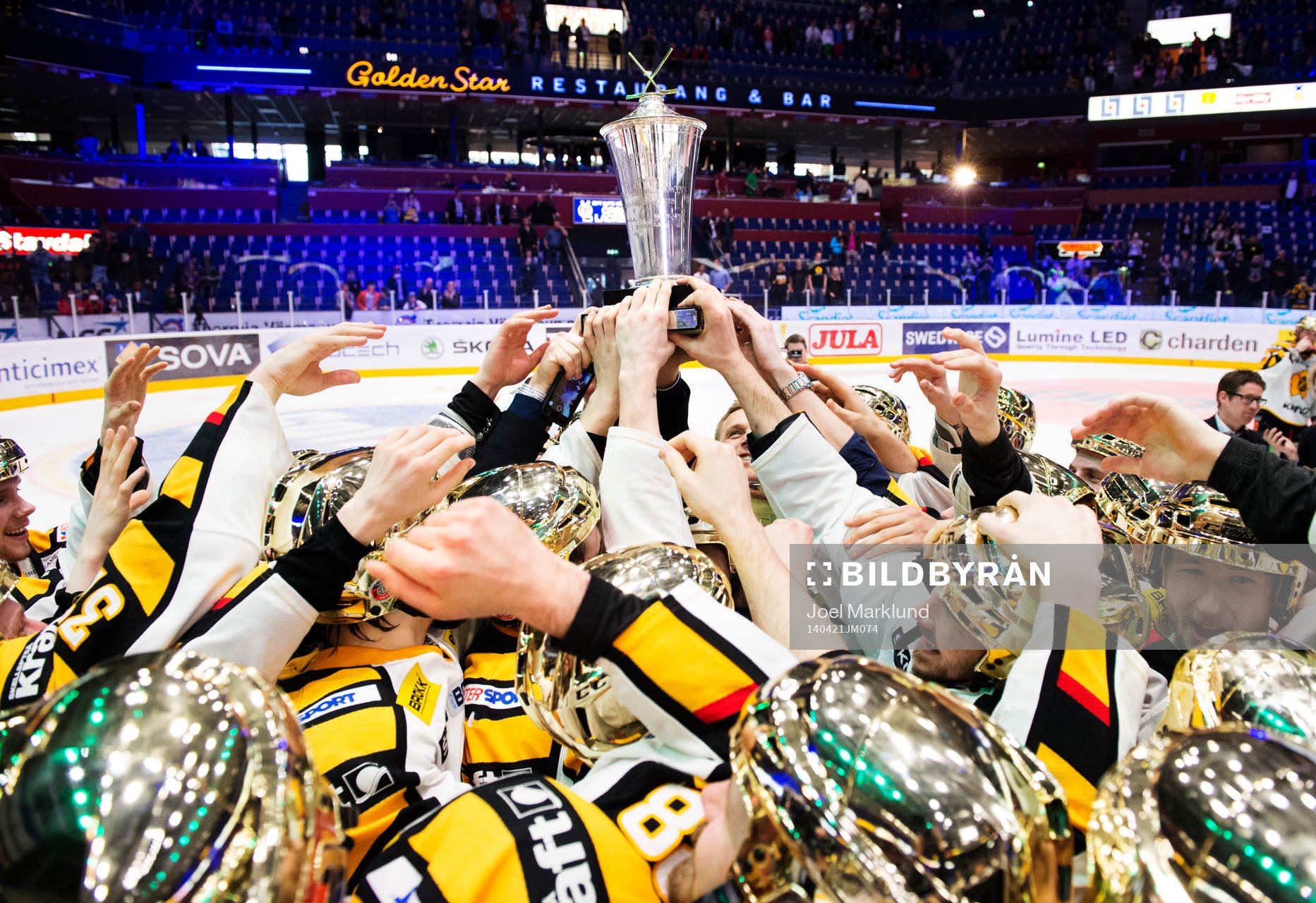 Skellefteås spelare höjer SM-pokalen