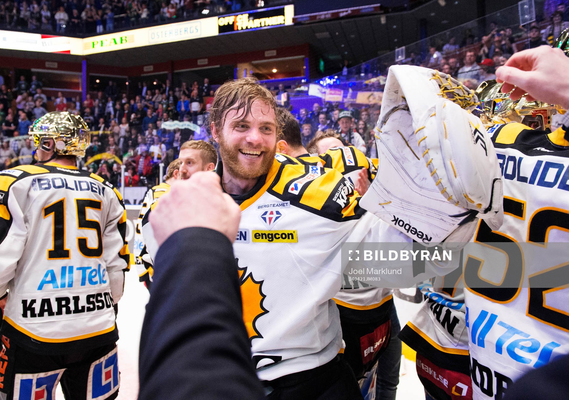 Skellefteås målvakt Markus Svensson jublar