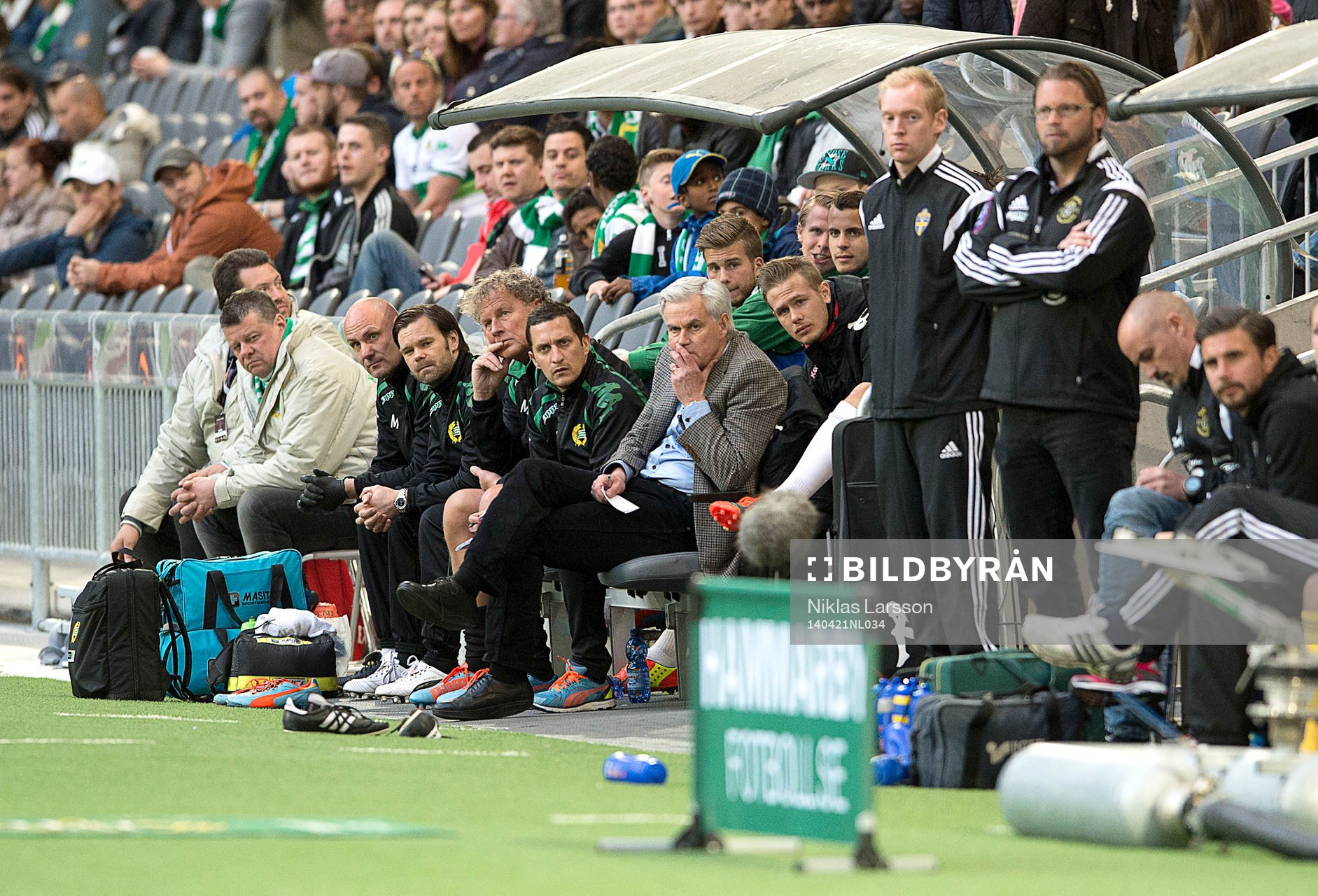 Hammarbys bänk med tränare Nanne Bergstrand i spetsen