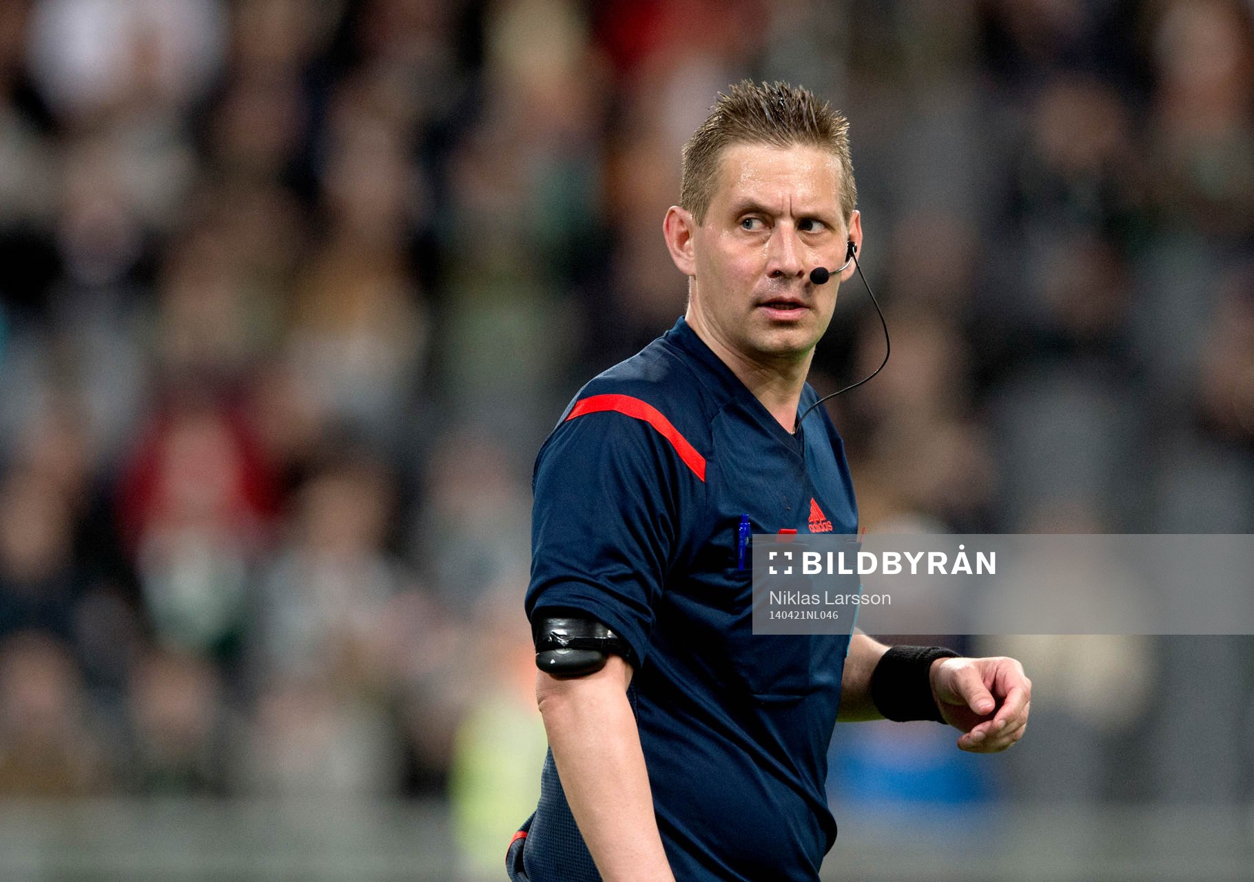 Magnus Ahlsén, domare under fotbollsmatchen i Superettan mellan Hammarby och Ängelholm 21 april 2014 i Stockholm.