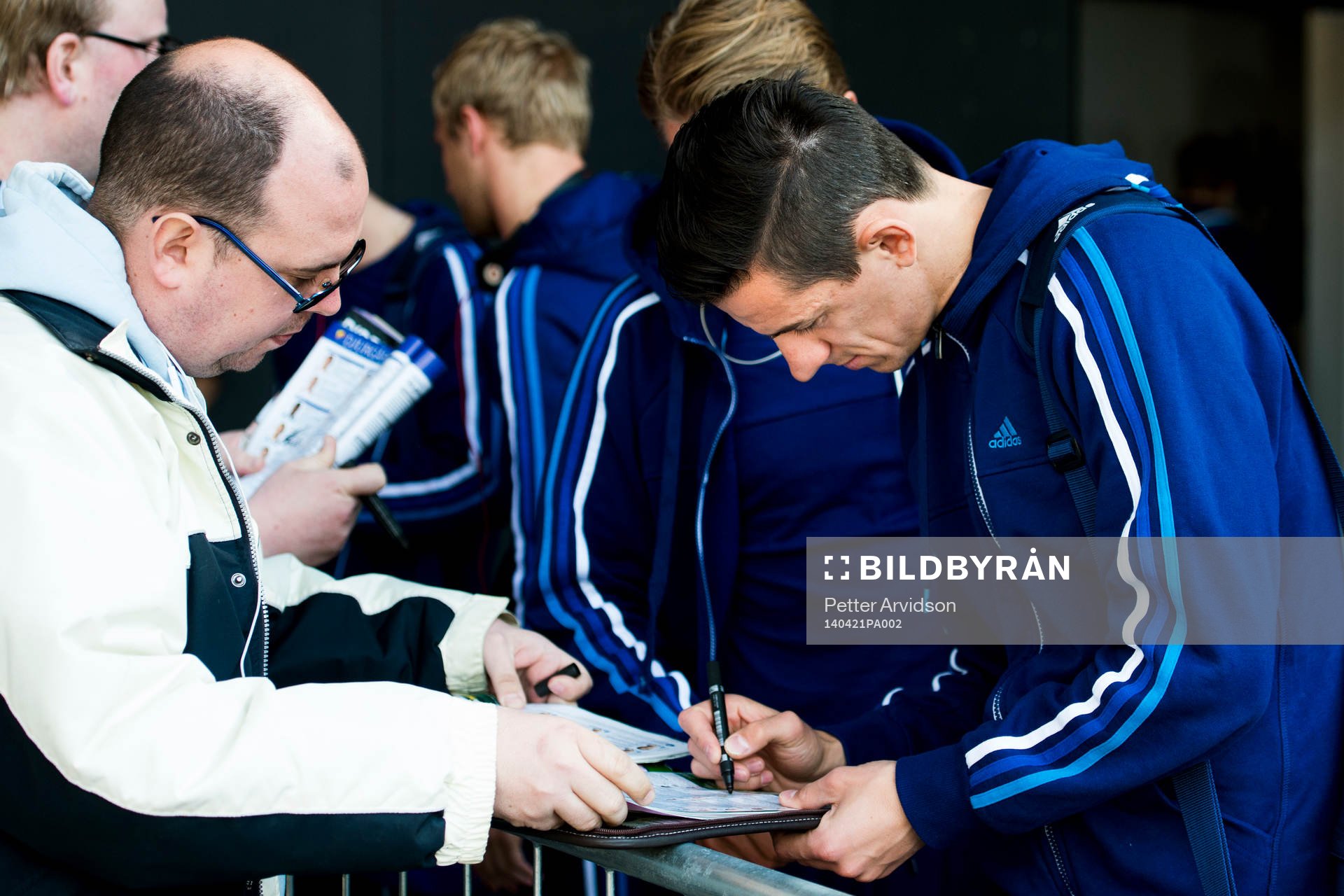 Djurgårdens Haris Radetinac skriver autografer