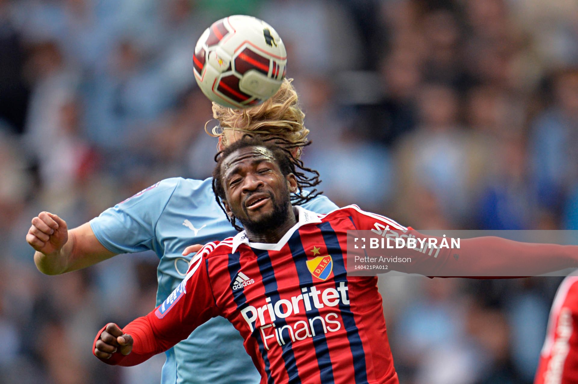 Djurgårdens Amadou Jawo i nickduell med Malmö FFs Filip Helander under den allsvenska fotbollsmatchen mellan Malmö FF och Djurgården den 21 april 2014 i Malmö.