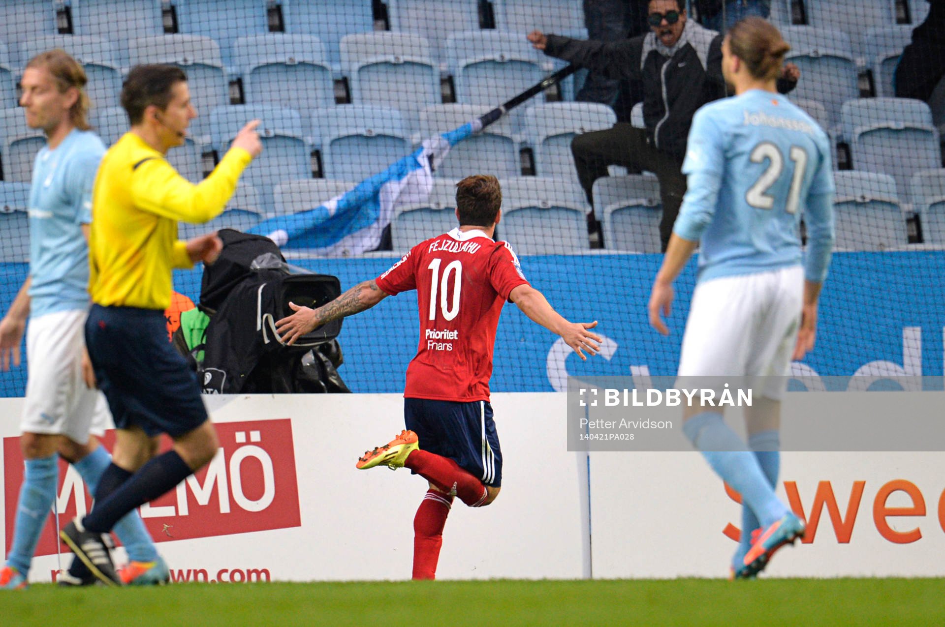 Djurgårdens Erton Fejzullahu jublar efter han gjort 2-2 under den allsvenska fotbollsmatchen mellan Malmö FF och Djurgården den 21 april 2014 i Malmö.