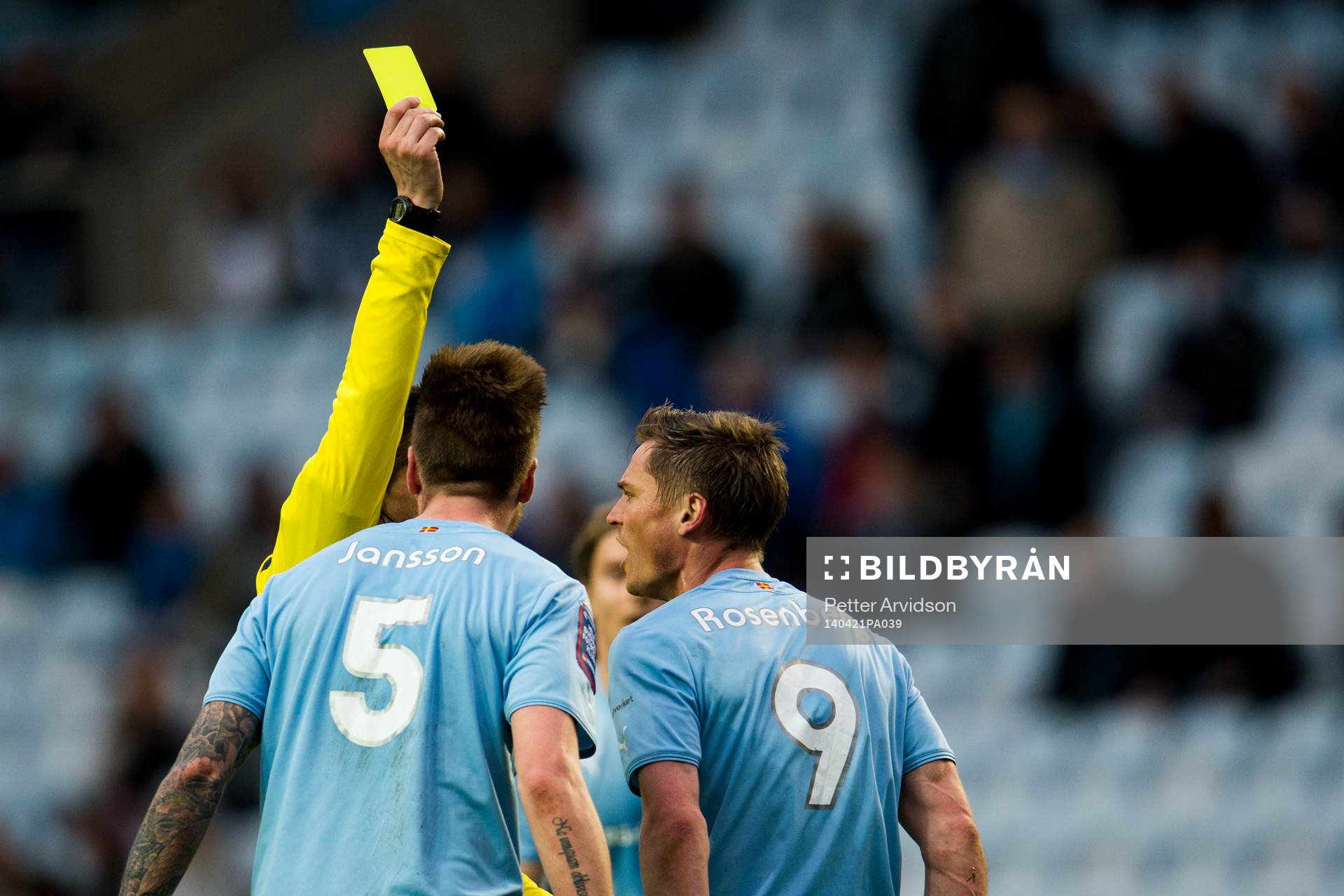 Malmö FFs Markus Rosenberg får gult kort av domare Bojan
