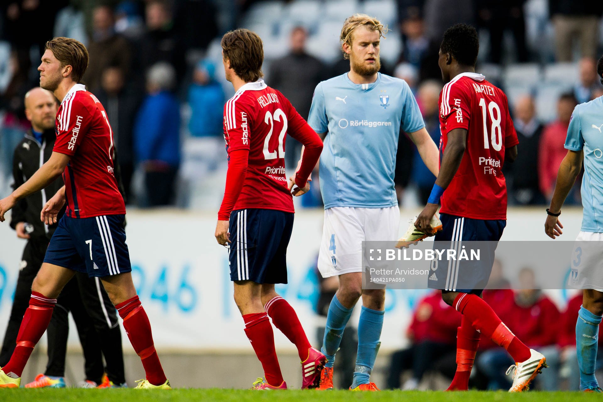 Malmö FFs Filip Helander tackar Djurgårdens Philip