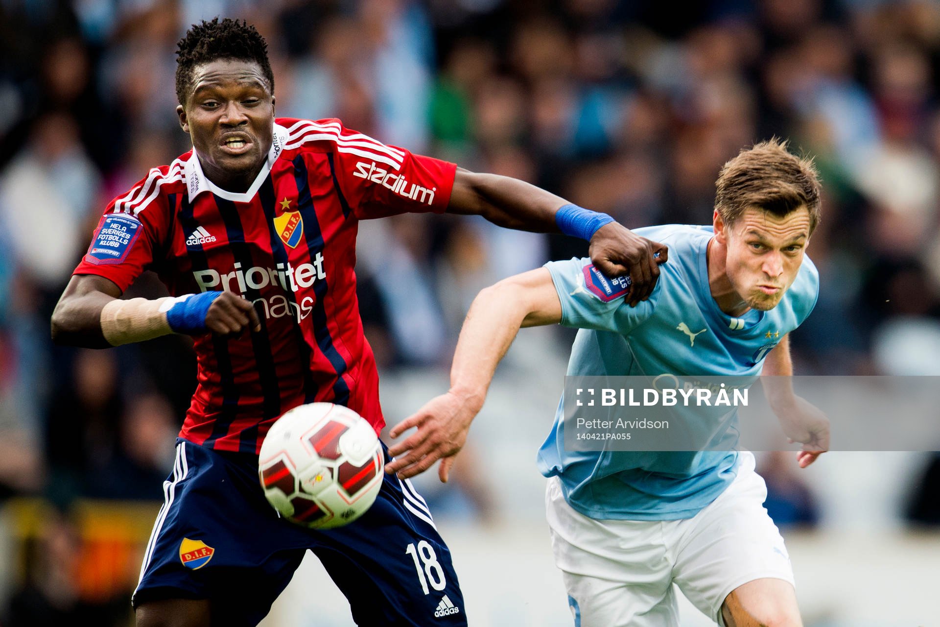 Djurgårdens Daniel Amartey i kamp om bollen med Malmö FFs