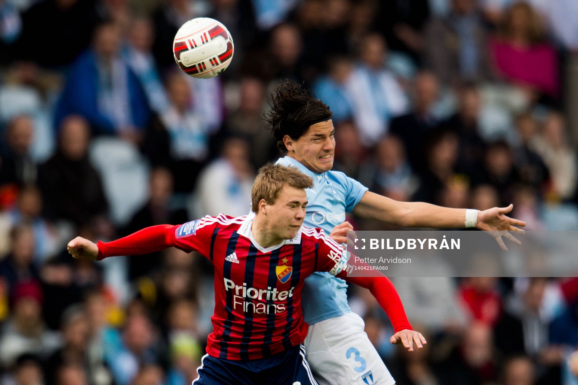 Djurgårdens Simon Tibbling i nickduell med Malmö FFs