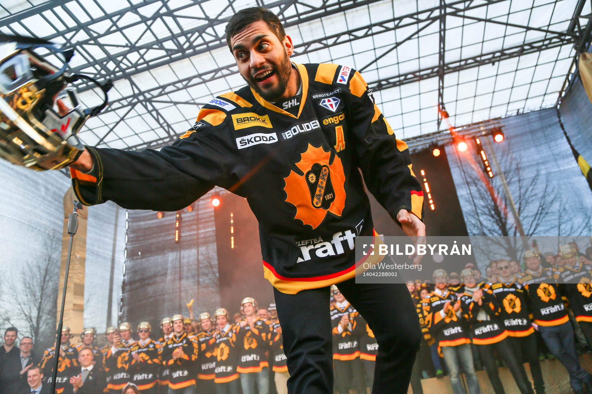 Pierre Eduoard Bellemare firar SM-guldet i ishockey på