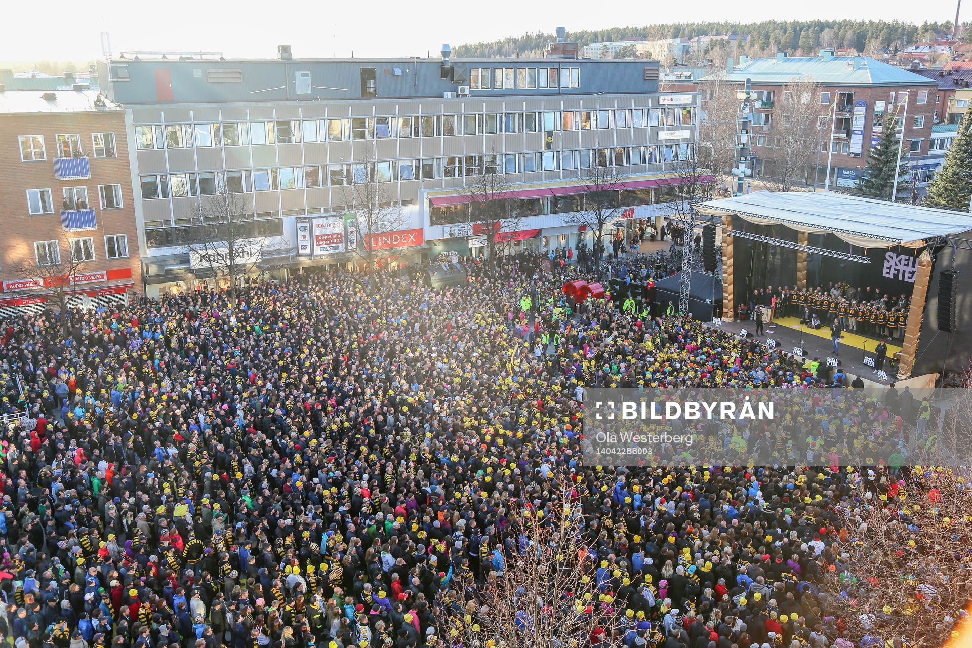 Skellefteåfansen firar SM-guldet i ishockey på torget i