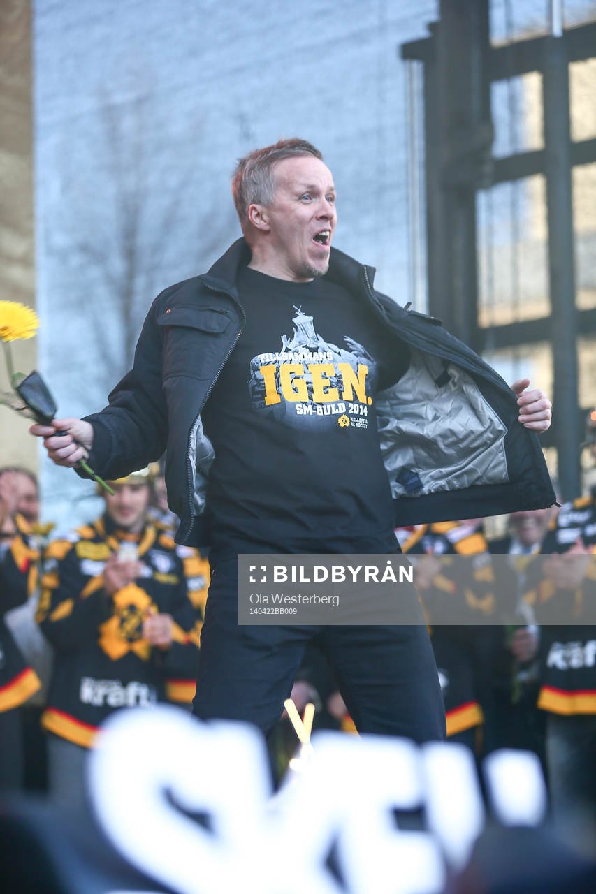 Hans Wallson firar SM-guldet i ishockey på torget i