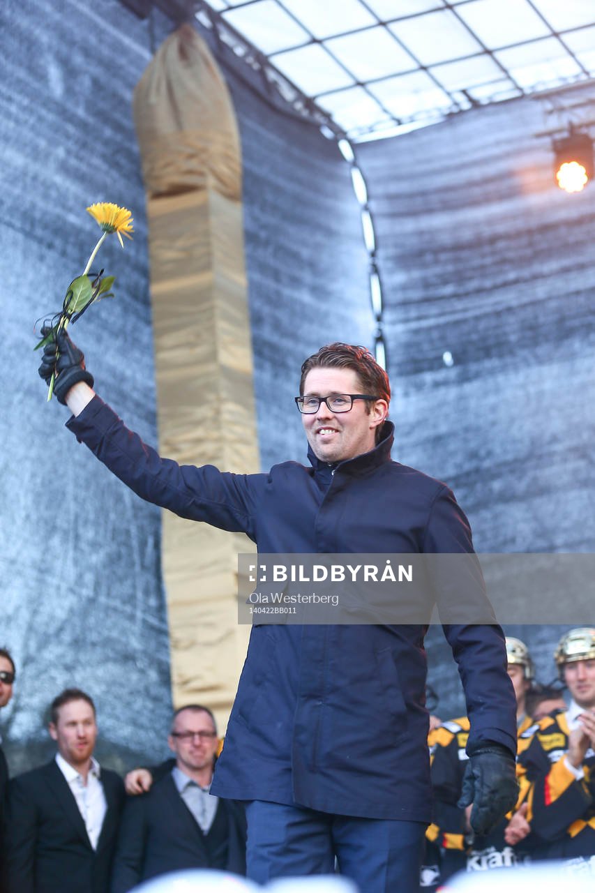 Stefan Klockare firar SM-guldet i ishockey på torget i