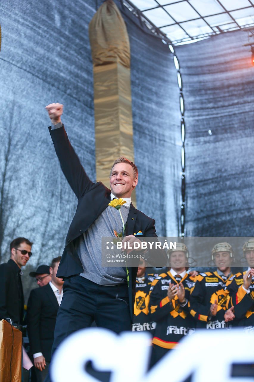 Bert Robertsson firar SM-guldet i ishockey på torget i