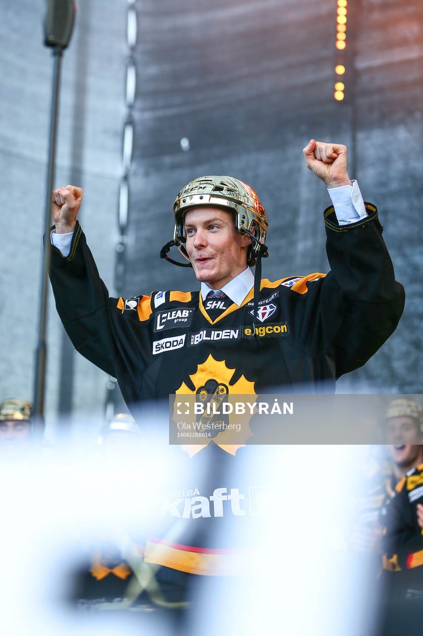 Niclas Burström firar SM-guldet i ishockey på torget i