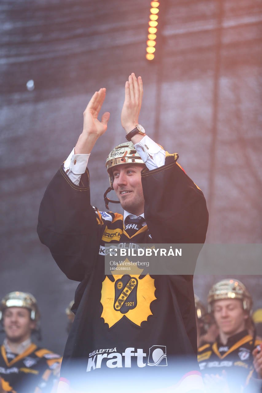 Stefan Steen firar SM-guldet i ishockey på torget i